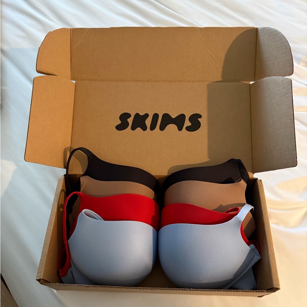 SKIMS teardrop brad  Set - Black, Brown, Red, Blue. 38C